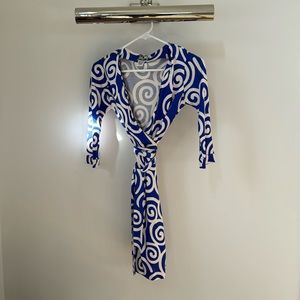 Stunning vintage Diane Von Furstenberg classic wrap dress. Size 0